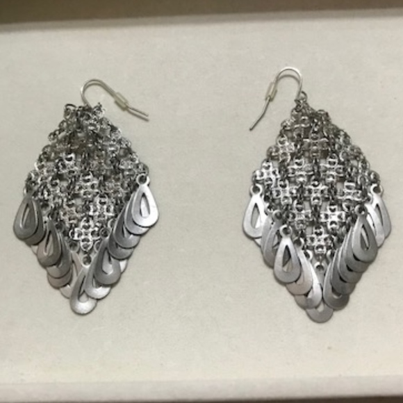 💋Free with $50 Purchase Chainmail Silver Pierced Earrings - Picture 1 of 2